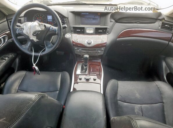 JN1BY1AP8GM220883 2016 INFINITI Q70 Серебряный Вид панели приборов
