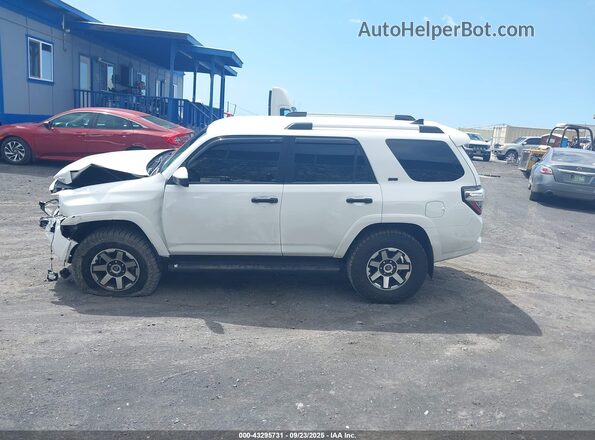 JTEMU5JR3P6152549 2023 TOYOTA 4RUNNER White Սալոնի 360 աստիճան տեսք
