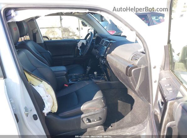JTERU5JR1R6279986 2024 TOYOTA 4RUNNER Белый Вид салона спереди
