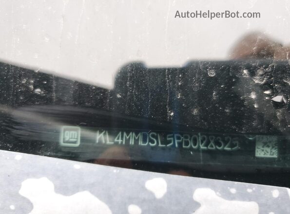 KL4MMDSL5PB028325 2023 BUICK ENCORE Red Widok naklejki z numerem VIN