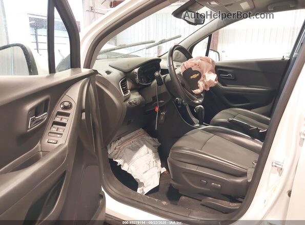 KL7CJPSM8MB370588 2021 CHEVROLET TRAX White Widok wnętrza z przodu