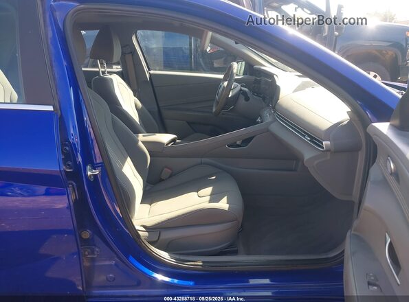 KMHLS4DG4RU704323 2024 HYUNDAI ELANTRA Синий Вид салона спереди