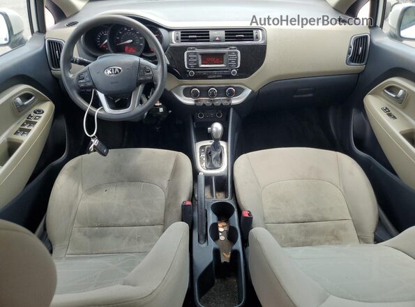 KNADM4A3XH6085702 2017 KIA RIO White Widok deski rozdzielczej
