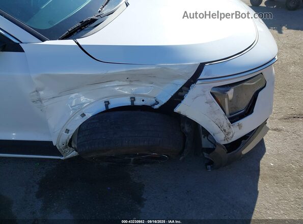 KNDCS3LF9P5055780 2023 KIA NIRO PLUG-IN HYBRID White Vista frontal