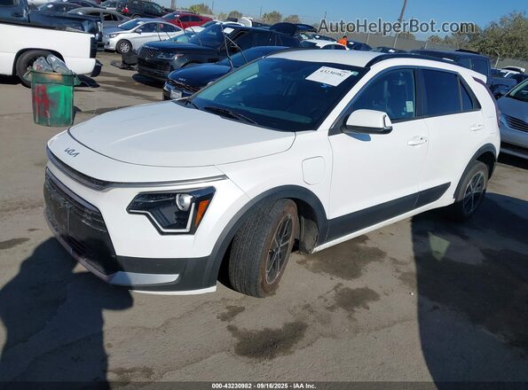 KNDCS3LF9P5055780 2023 KIA NIRO PLUG-IN HYBRID White Vista tres cuartos delantera izquierda