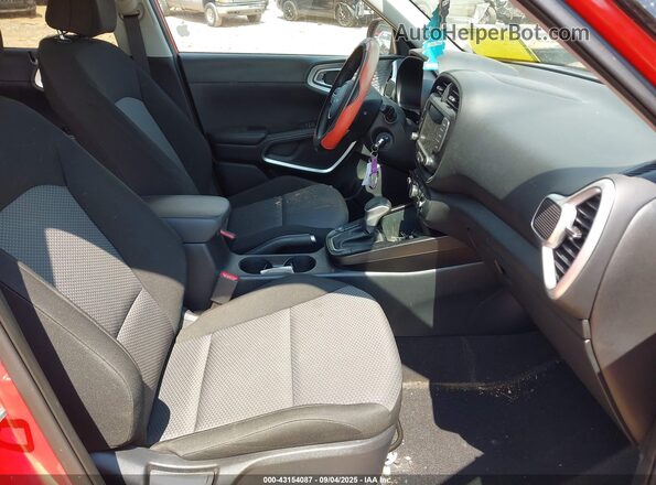 KNDJ23AU8R7222307 2024 KIA SOUL Красный Вид салона спереди