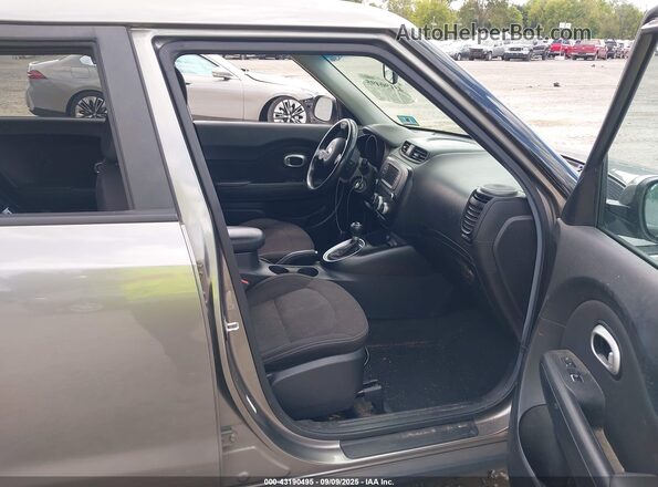 KNDJN2A2XJ7569643 2018 KIA SOUL Gray Vista interior delantera