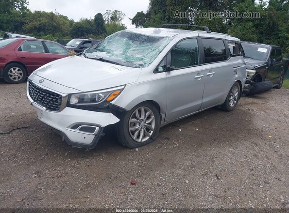 KNDMB5C19L6591623 2020 KIA SEDONA Silver წინა მარცხენა ხედი სამი მეოთხედიდან