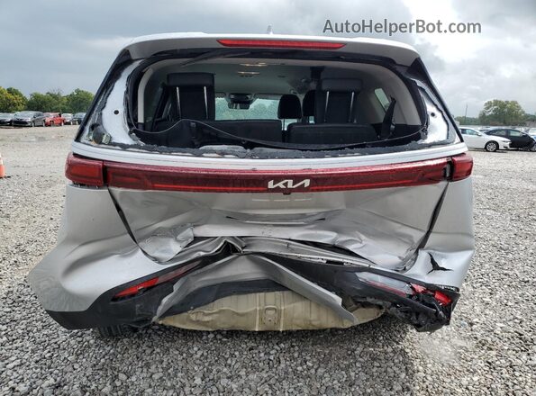 KNDNB4H35P6239864 2023 KIA CARNIVAL Silver Widok z tyłu