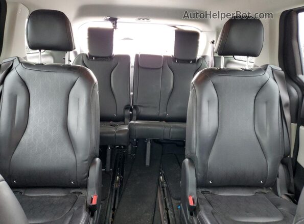 KNDNB4H35P6239864 2023 KIA CARNIVAL Silver Widok tylnych siedzeń