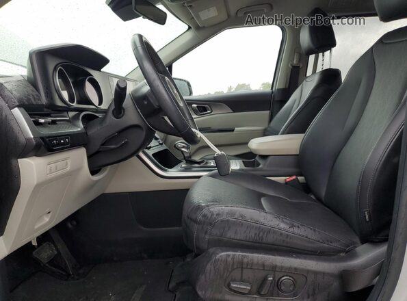KNDNB4H35P6239864 2023 KIA CARNIVAL Silver Widok wnętrza z przodu