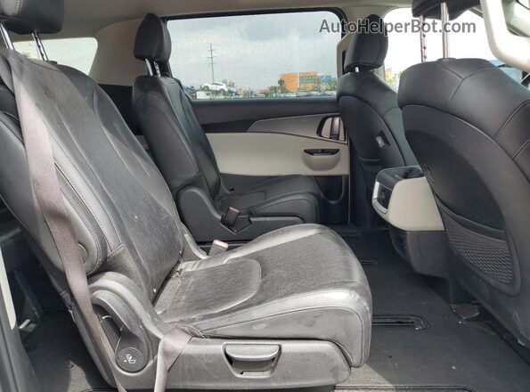KNDNB4H35P6239864 2023 KIA CARNIVAL Silver Widok wnętrza z tyłu
