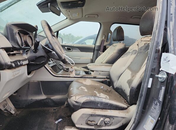 KNDNB4H36P6250713 2023 KIA CARNIVAL Черный Вид салона спереди