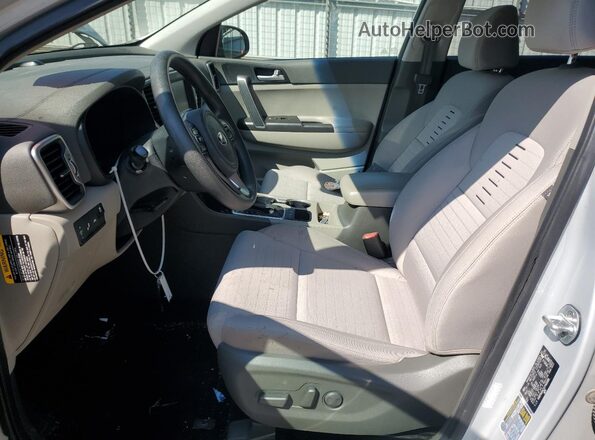 KNDPM3ACXJ7400086 2018 KIA SPORTAGE Серебряный Вид салона спереди