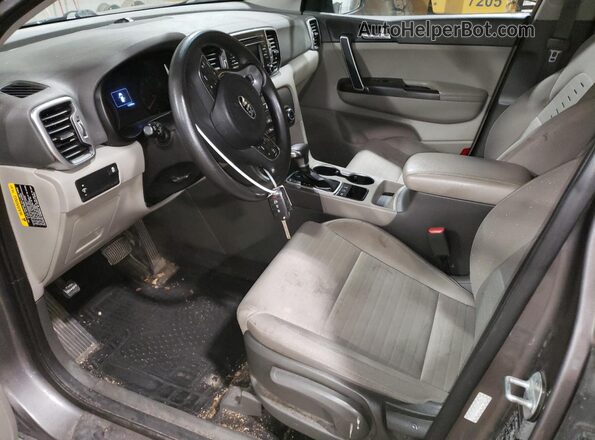 KNDPMCAC2J7427220 2018 KIA SPORTAGE Серый Вид салона спереди