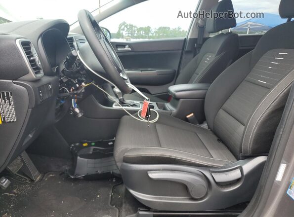 KNDPMCAC8J7307373 2018 KIA SPORTAGE Серый Вид салона спереди