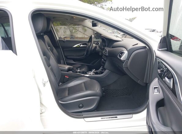 SJKCH5CP0JA050109 2018 INFINITI QX30 Белый Вид салона спереди