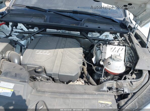 WA1AAAFY9M2033166 2021 AUDI Q5 White Rear view