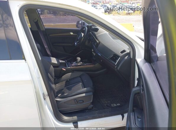 WA1AAAFY9M2033166 2021 AUDI Q5 White Front interior view