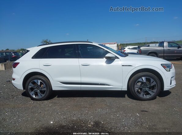 WA1AAAGE0NB042425 2022 AUDI E-TRON White Widok wnętrza z tyłu