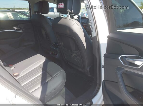 WA1AAAGE0NB042425 2022 AUDI E-TRON White Widok naklejki z numerem VIN