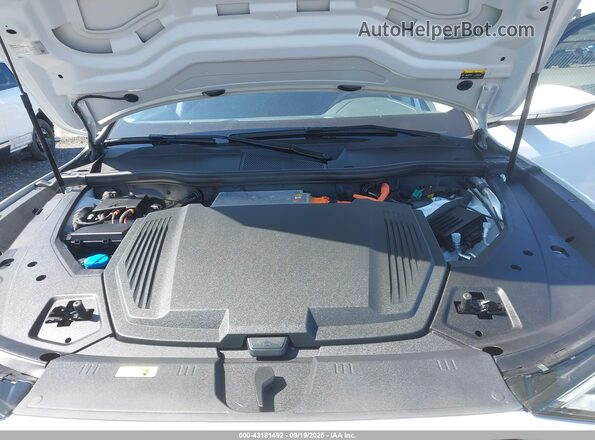 WA1AAAGE0NB042425 2022 AUDI E-TRON White Widok z tyłu