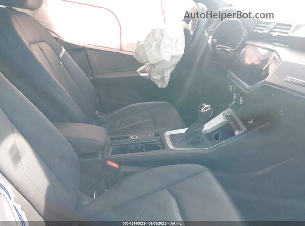WA1DECF37M1131247 2021 AUDI Q3 Оранжевый Вид салона спереди