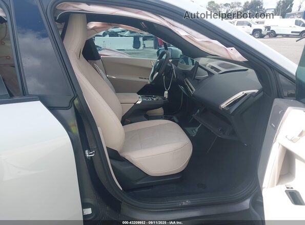 WB543CF06TCV33423 2026 BMW IX White წინა სალონის ხედი