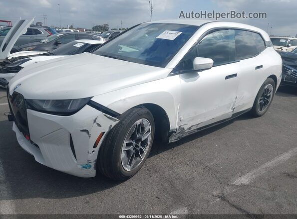WB543CF06TCV33423 2026 BMW IX White წინა მარცხენა ხედი სამი მეოთხედიდან