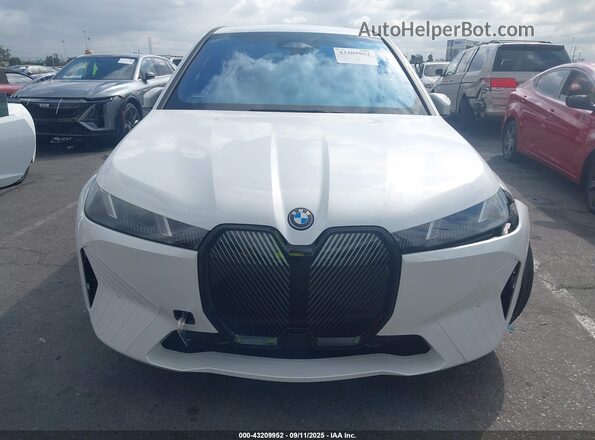 WB543CF06TCV33423 2026 BMW IX White ხელსაწყოთა პანელის ხედი