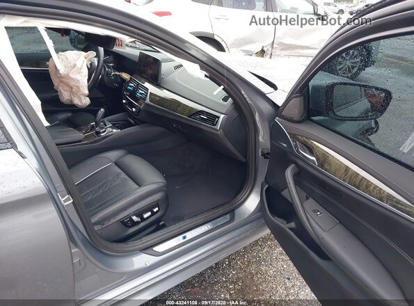 WBA13BK09PCL46381 2023 BMW M5 Gray Вид салону спереду