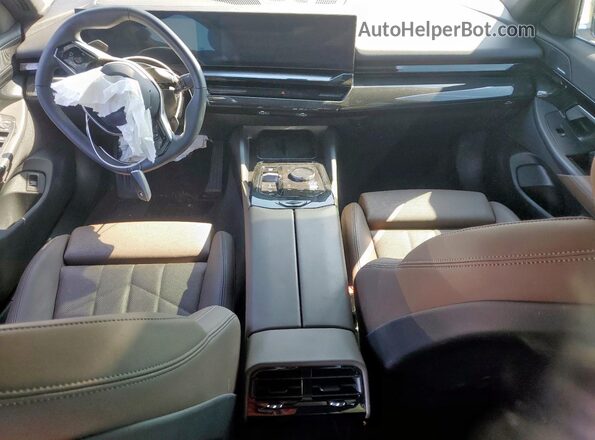 WBA43FJ01RCS27538 2024 BMW 5 SERIES Зеленый Вид панели приборов