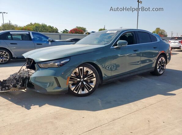 WBA43FJ01RCS27538 2024 BMW 5 SERIES Зеленый Передняя левая четверть