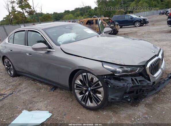 WBA53FJ02RCP18544 2024 BMW 5 SERIES Бежевый Вид спереди