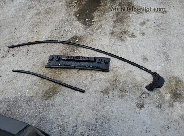 WBAGV8C02PCL57423 2023 BMW M8 Black Vista del compartimento del motor