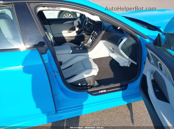 WBSGV0C08PCK98424 2023 BMW M8 Blue Widok wnętrza z przodu