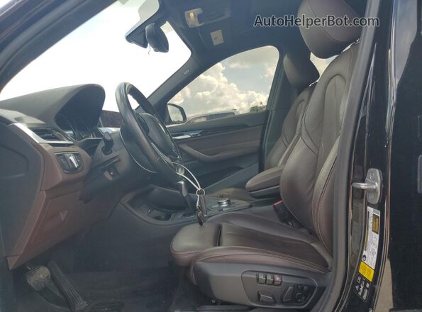 WBXHT3C39J5L29403 2018 BMW X1 Black წინა სალონის ხედი