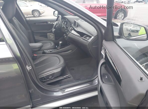 WBXHT3Z32H4A54029 2017 BMW X1 Серый Вид салона спереди