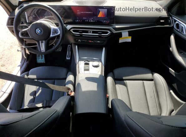 WBY43AW05RFT55891 2024 BMW I4 Silver Widok deski rozdzielczej