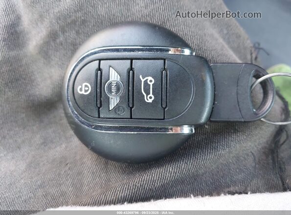 WMWLU5C58H2E81671 2017 MINI CLUBMAN Red Widok deski rozdzielczej