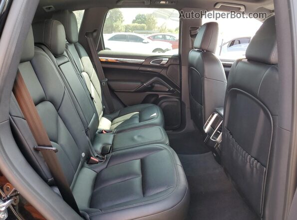 WP1AA2A26HKA90699 2017 PORSCHE CAYENNE Black Вид задньої частини салону