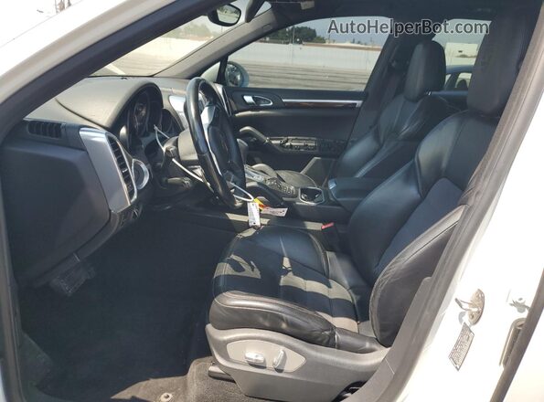 WP1AA2A28HKA81924 2017 PORSCHE CAYENNE White Вид салону спереду