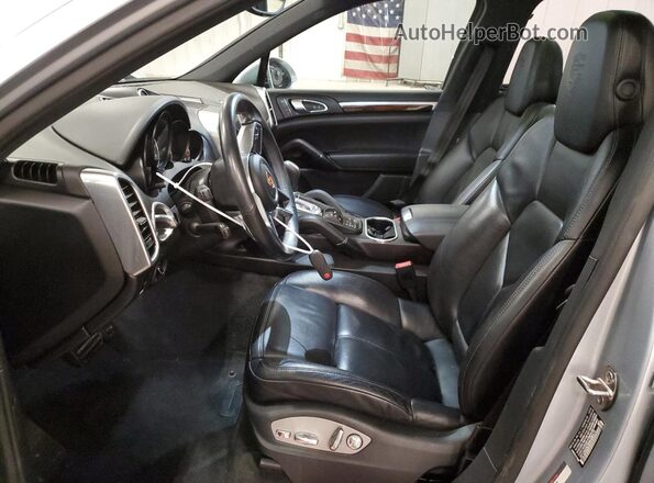 WP1AA2A29HKA88073 2017 PORSCHE CAYENNE Silver Front interior view