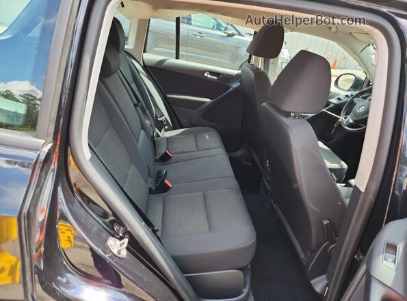 WVGAV7AX1JK005655 2018 VOLKSWAGEN TIGUAN Черный Вид задней части салона
