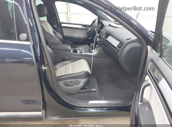 WVGRF7BP2HD005662 2017 VOLKSWAGEN TOUAREG Черный Вид салона спереди