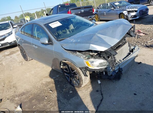 YV126MFL7H2421739 2017 VOLVO S60 Серебряный Передняя правая четверть