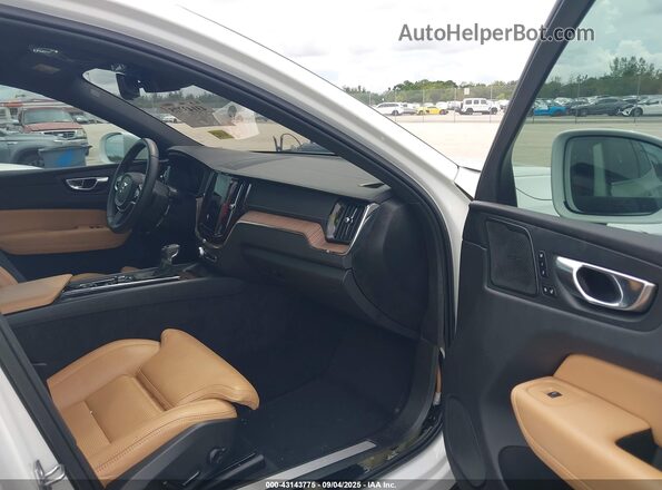 YV4102DL5M1887032 2021 VOLVO XC60 Белый Вид салона спереди