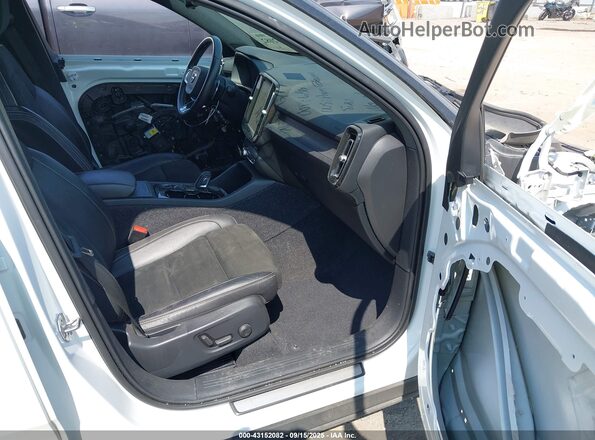 YV4162UM6L2279763 2020 VOLVO XC40 White Widok wnętrza z przodu