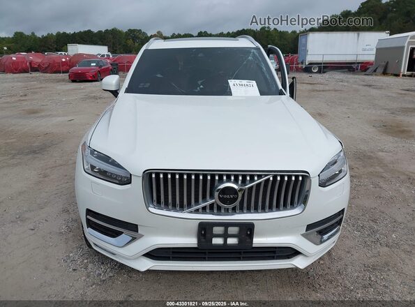YV4A22PL9N1868569 2022 VOLVO XC90 White უკანა სალონის ხედი