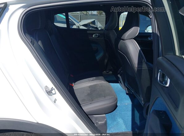 YV4ED3GM1P2033587 2023 VOLVO C40 RECHARGE PURE ELECTRIC White Vista de la etiqueta del VIN